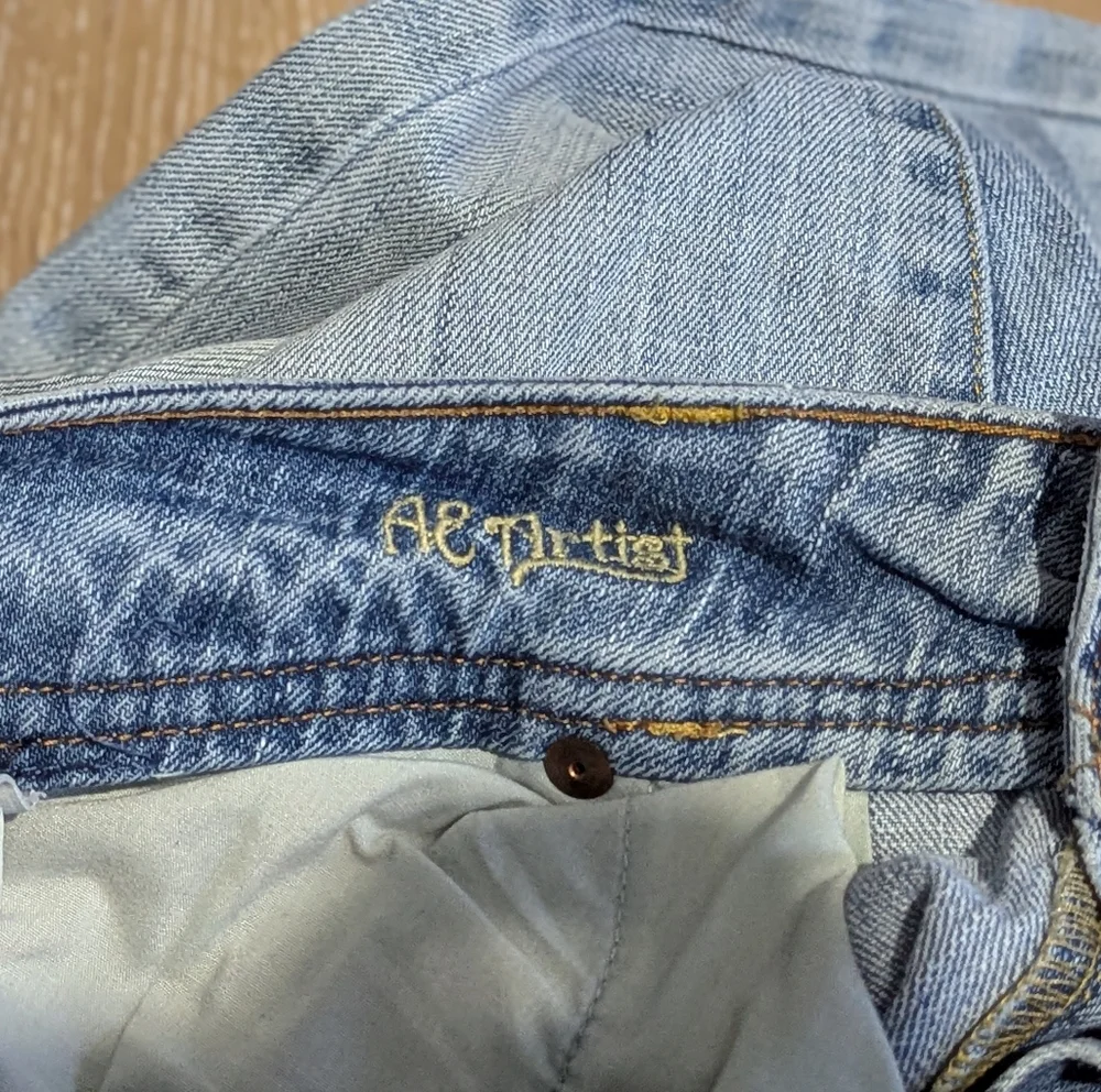 American Eagle Light Wash Artist Crop Jeans Raw Hem Mid-Rise Women's 8‎ Short - Picture 6 of 10